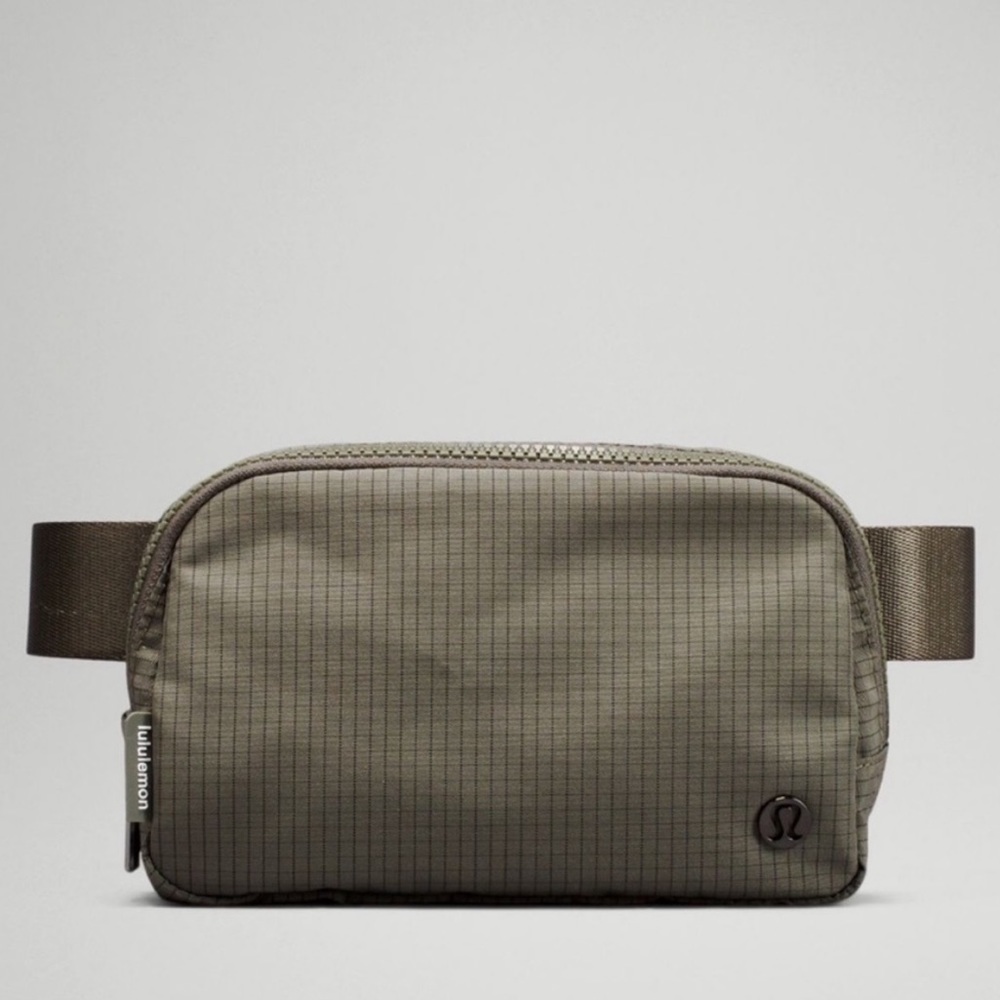 NWT Lululemon Carob Brown/Black Belt Bag